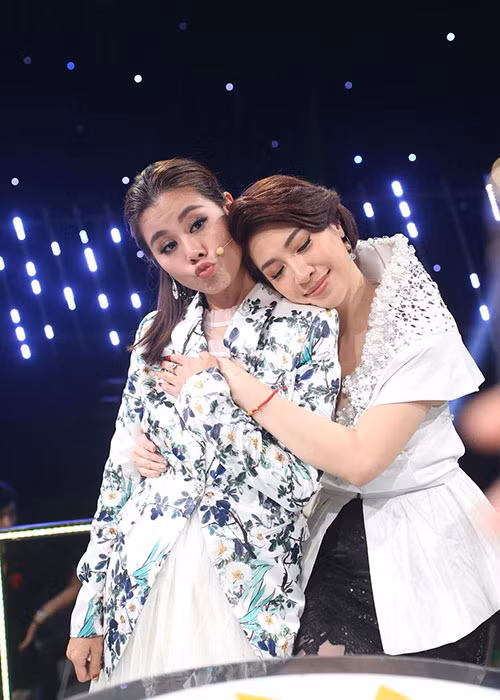 Pha Lê thân thiết bên Nam Thư trên trường quay gameshow.