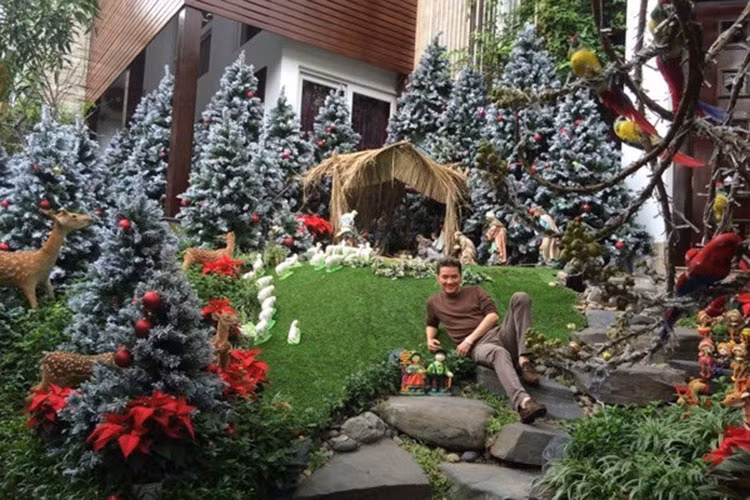 Dịp Giáng sinh, nam ca sĩ thường mở cửa cho người hâm mộ thăm ngôi nhà của mình. Ảnh: FBNV