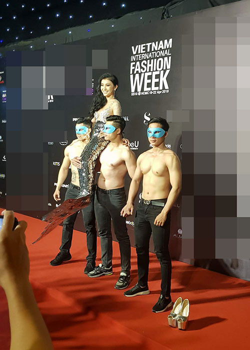 Tại sự kiện, Tiêu Châu Như Quỳnh diện trang phục xuyên thấu và đeo đuôi cá. Ảnh: Thethaovanhoa