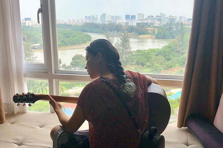 Phạm Anh Khoa vẫn giữ im lặng trong khi bà xã của anh - Thùy Trang cũng chưa chia sẻ về ồn ào của chồng. Trên trang cá nhân, mới đây, Thùy Trang đăng tải khoảnh khắc bình yên giữa tâm bão của chồng.