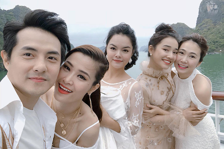 Nhã Phương tươi rói bên đồng nghiệp tại sự kiện, dường như cô không để tâm đến ồn ào của Trường Giang. Ảnh: FBNV