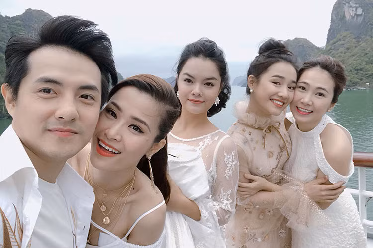 Nhã Phương tươi rói bên đồng nghiệp tại sự kiện, dường như cô không để tâm đến ồn ào của Trường Giang. Ảnh: FBNV