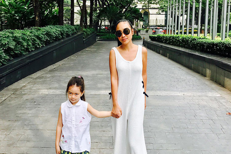 Đoan Trang cùng con gái sang Thái Lan thăm ông xã.