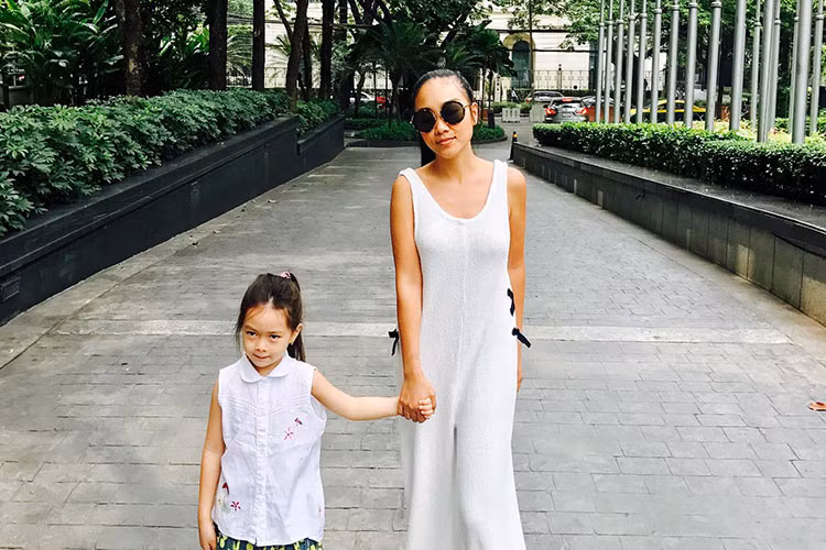 Đoan Trang cùng con gái sang Thái Lan thăm ông xã.