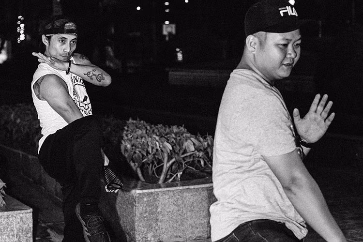 Phạm Anh Khoa dường như không quá bận tậm ồn ào mà vẫn tập trung hết sức mình cho công việc.