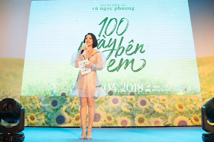 Phí Thùy Linh làm MC tại buổi ra mắt phim.