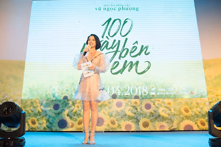 Phí Thùy Linh làm MC tại buổi ra mắt phim.