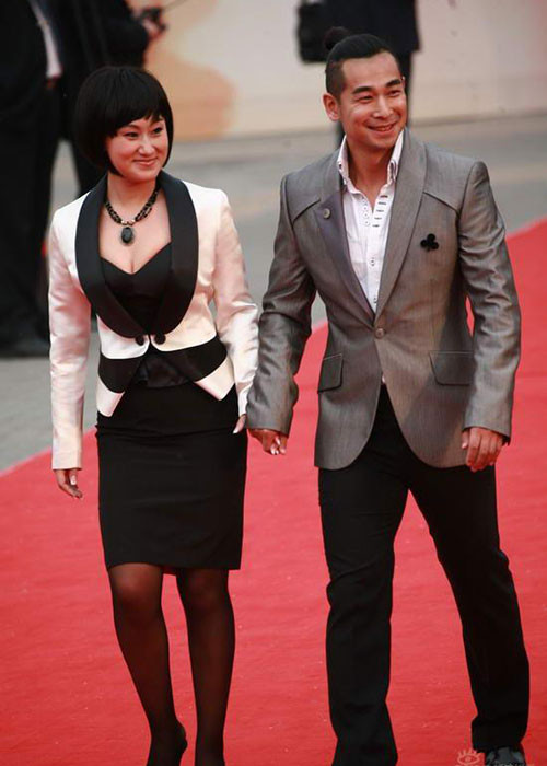 Triệu Văn Trác luôn e dè vợ vì quá khứ. Thậm chí, anh giảm đóng cảnh tình cảm với bạn diễn nữ vì sợ Trương Lộ Đan ghen. Ảnh: Sina