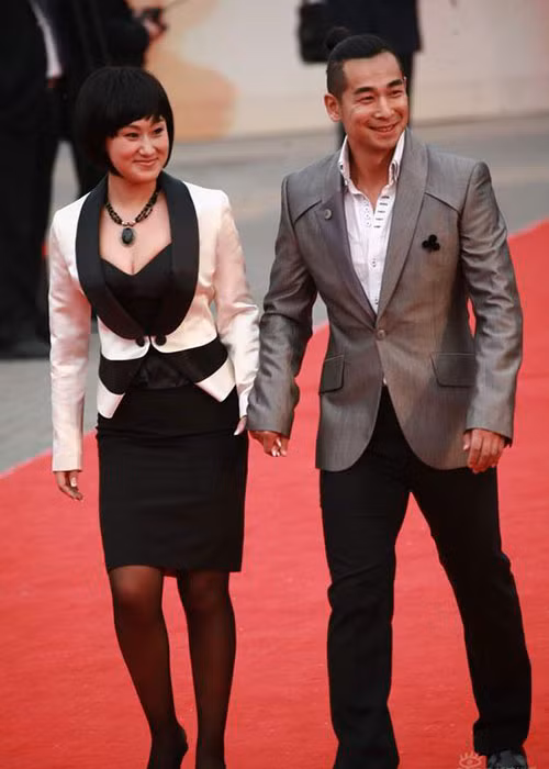 Triệu Văn Trác luôn e dè vợ vì quá khứ. Thậm chí, anh giảm đóng cảnh tình cảm với bạn diễn nữ vì sợ Trương Lộ Đan ghen. Ảnh: Sina