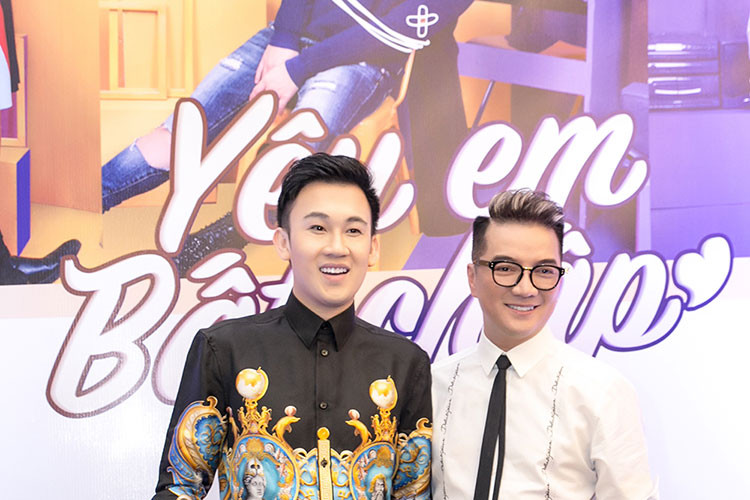 Dàn nghệ sĩ khách mời còn có Dương Triệu Vũ. Anh bay ra Hà Nội để ủng hộ vai diễn mới của Đàm Vĩnh Hưng trong "Yêu em bất chấp".