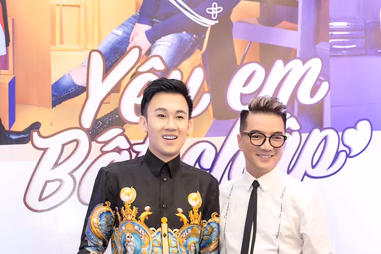 Dàn nghệ sĩ khách mời còn có Dương Triệu Vũ. Anh bay ra Hà Nội để ủng hộ vai diễn mới của Đàm Vĩnh Hưng trong "Yêu em bất chấp".