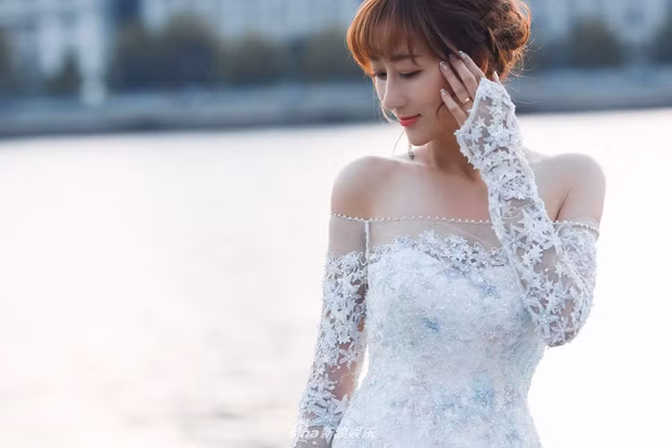 Trước khi lấy chồng, sinh con, Tưởng Lệ Sa là một người mẫu. Cô cũng từng đoạt danh hiệu Á hậu 1 trong cuộc thi Hoa hậu Bikini ở Trung Quốc.