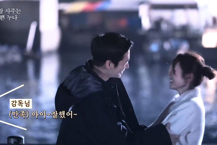 Đóng "Chị đẹp mua cơm ngon cho tôi", Son Ye Jin bật cười khi diễn một phân cảnh tình tứ với đàn em. Ảnh: Dispatch