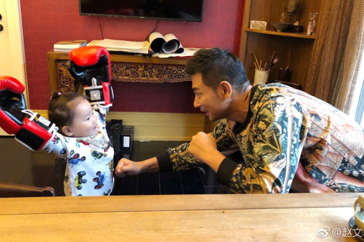 Hình ảnh Triệu Văn Trác chơi cùng con gái út. Ảnh: Weibo