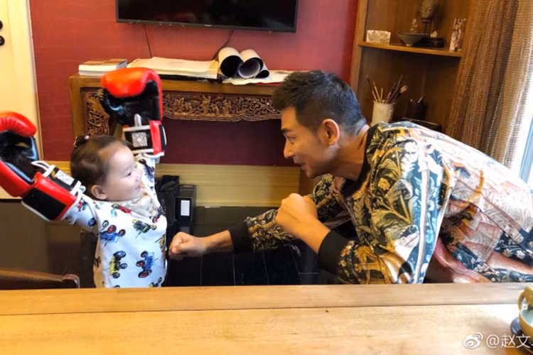 Hình ảnh Triệu Văn Trác chơi cùng con gái út. Ảnh: Weibo