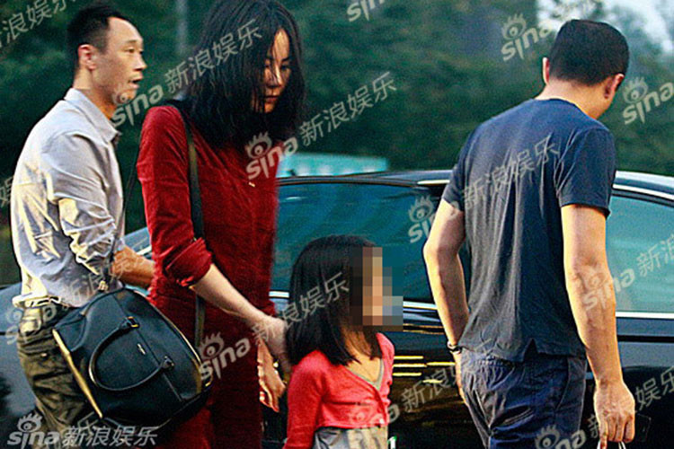 Sau khi ly hôn, Lý Á Bằng một mình nuôi con gái Lý Yên và Vương Phi thỉnh thoảng thăm con gái. Ảnh: Sina