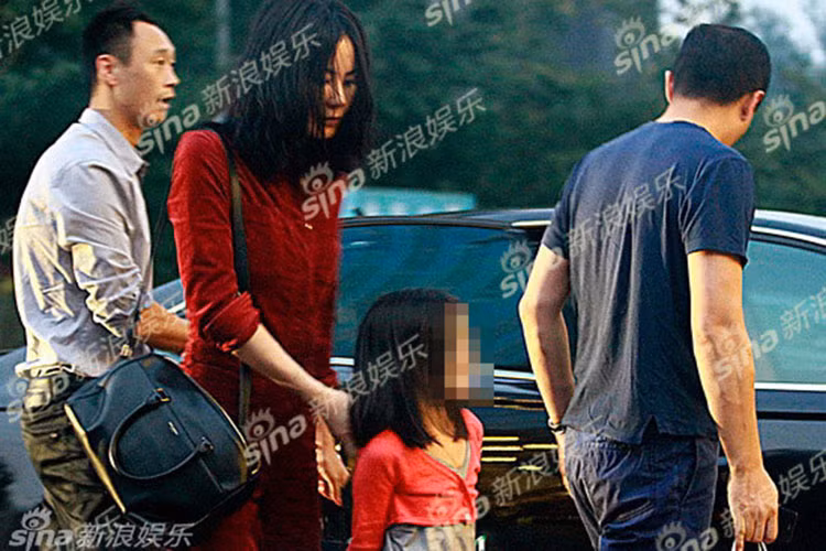 Sau khi ly hôn, Lý Á Bằng một mình nuôi con gái Lý Yên và Vương Phi thỉnh thoảng thăm con gái. Ảnh: Sina