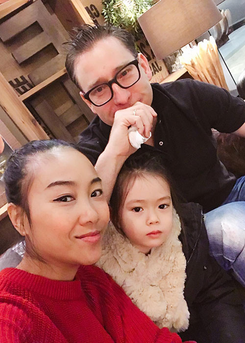 Bé Sol thường xuyên theo chân mẹ sang nước ngoài thăm gia đình nội hay thăm bố đi công tác.