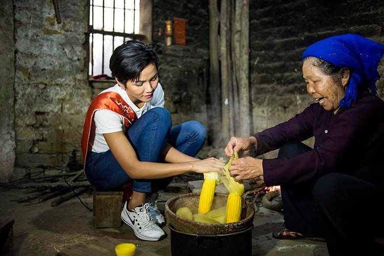 H'hen Niê đã tích cực tham gia các hoạt động cộng đồng trong vai trò mới. Ảnh: FBNV