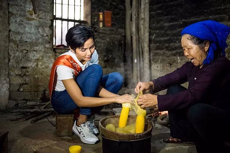 H'hen Niê đã tích cực tham gia các hoạt động cộng đồng trong vai trò mới. Ảnh: FBNV