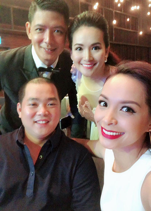 Vợ chồng sao Việt Thúy Hạnh - Minh Khang chụp ảnh cùng vợ chồng Bình Minh - Anh Thơ.