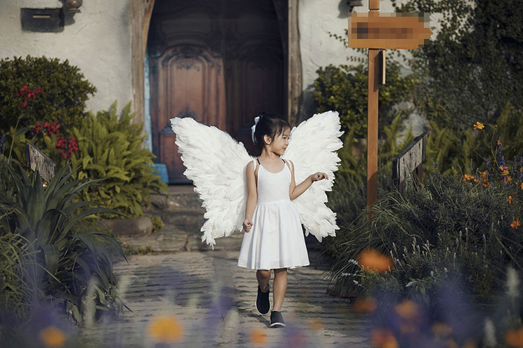 Bé Thỏ xuất hiện với đôi cánh thiên thần, đem đến hình ảnh một thiên thần nhí giữa không gian hoa.