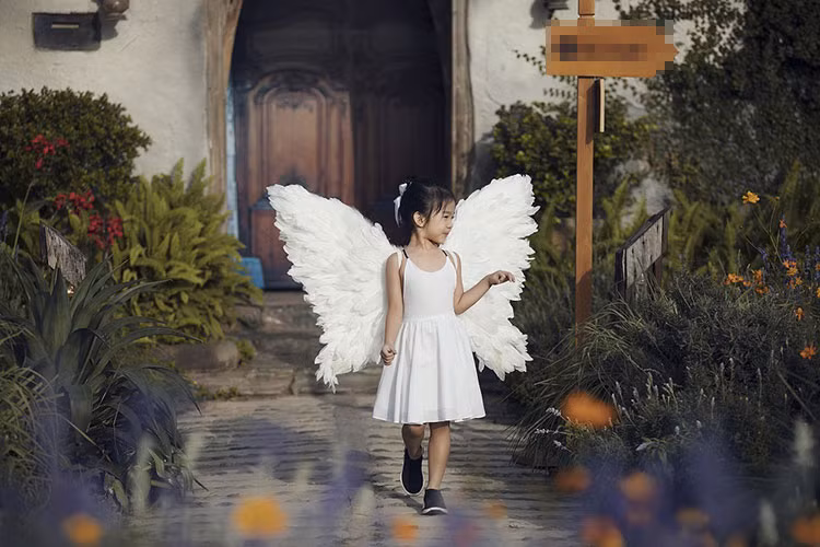 Bé Thỏ xuất hiện với đôi cánh thiên thần, đem đến hình ảnh một thiên thần nhí giữa không gian hoa.