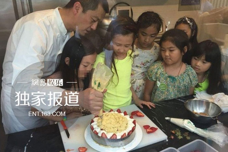 Lý Á Bằng tổ chức sinh nhật cho con gái Lý Yên vào năm 2015. Vương Phi cũng đến chúc mừng con gái đón tuổi mới. Ảnh: 163
