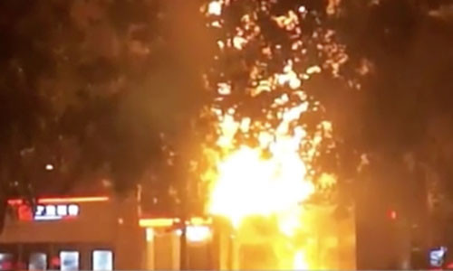 Hình ảnh vụ cháy được phát trên truyền hình Trung Quốc - Ảnh: GB TIMES