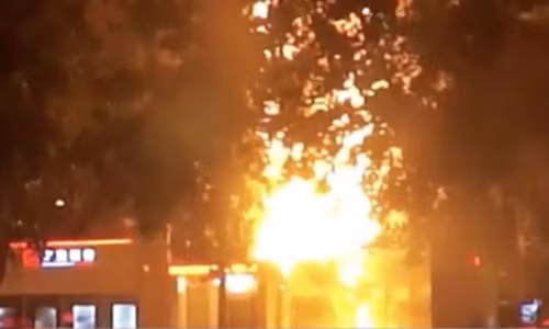 Hình ảnh vụ cháy được phát trên truyền hình Trung Quốc - Ảnh: GB TIMES