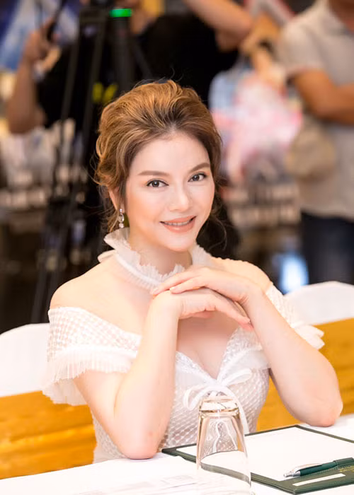 Lý Nhã Kỳ nở nụ cười rạng rỡ trong chương trình. Gần đây, người đẹp bất ngờ vướng tin đồn bị bắt. Ảnh: Vietnamnet