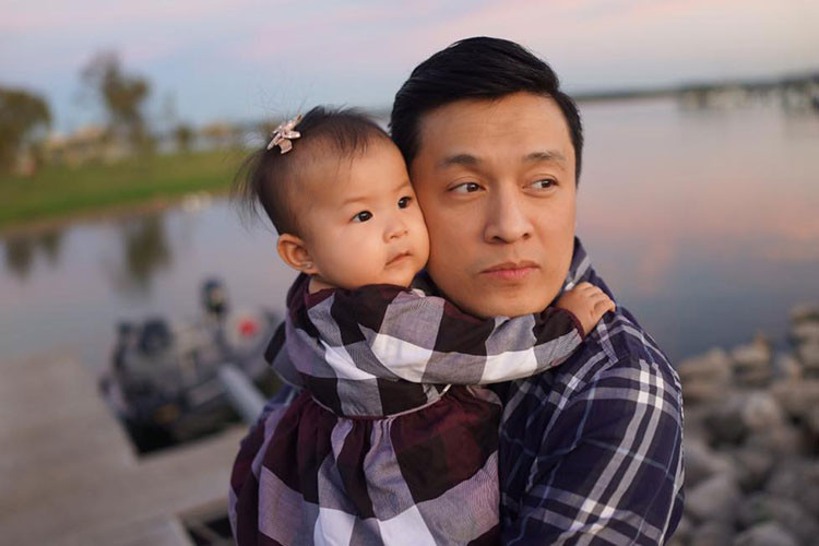 Đã hơn 1 tuổi, con gái của Lam Trường càng lớn càng kháu khỉnh và vô cùng tình cảm với bố mẹ.