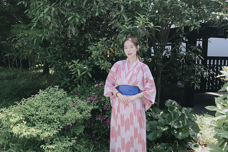 Minh Hằng mặc trang phục kimono đi tắm suối nước nóng ở Nhật Bản.