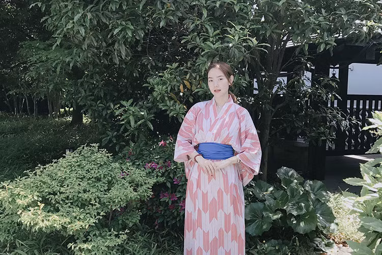 Minh Hằng mặc trang phục kimono đi tắm suối nước nóng ở Nhật Bản.