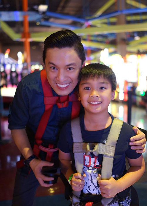 Dù không thường xuyên gặp nhau nhưng tình cảm của hai bố con vẫn khăng khít.