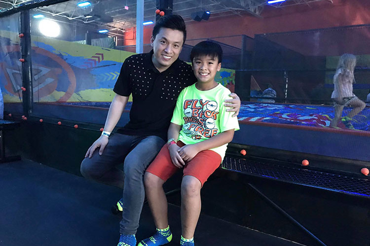 Bé Kiến Văn sinh năm 2006, là con trai của ca sĩ Lam Trường và vợ cũ Ý An.