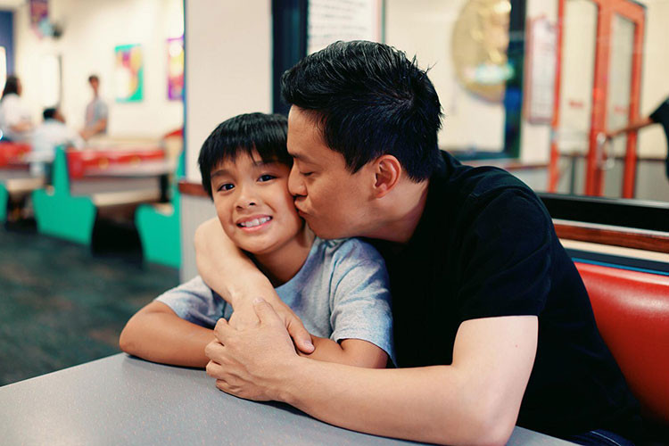 Con trai của Lam Trường hiện đã lớn phổng phao. Nhiều người nhận xét, bé Kiến Văn là bản sao của Lam Trường.