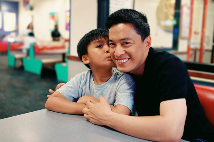 Bé Kiến Văn học rất giỏi, ngoan ngoãn. Theo lời Lam Trường, bé đam mê thể thao và âm nhạc.