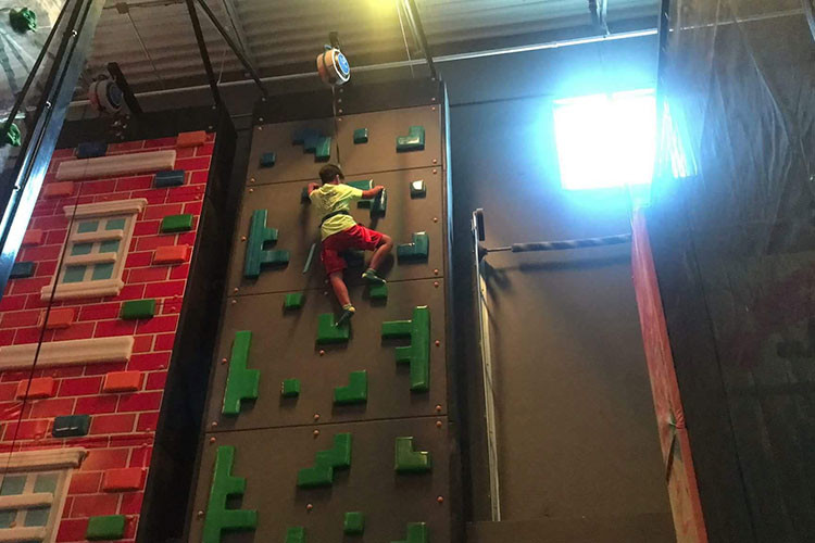 Sau khi bố mẹ ly hôn, bé Kiến Văn sống cùng mẹ ở Mỹ. Bé ít có dịp gần bố do Lam Trường hoạt động âm nhạc ở Việt Nam.