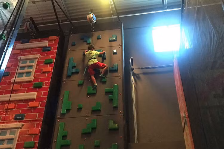 Sau khi bố mẹ ly hôn, bé Kiến Văn sống cùng mẹ ở Mỹ. Bé ít có dịp gần bố do Lam Trường hoạt động âm nhạc ở Việt Nam.