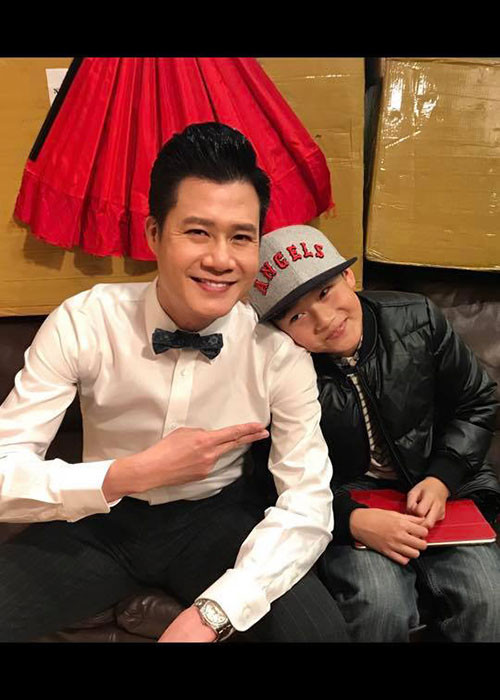 Con trai của Quang Dũng học giỏi, rất ngoan ngoãn và càng lớn càng điển trai giống bố.