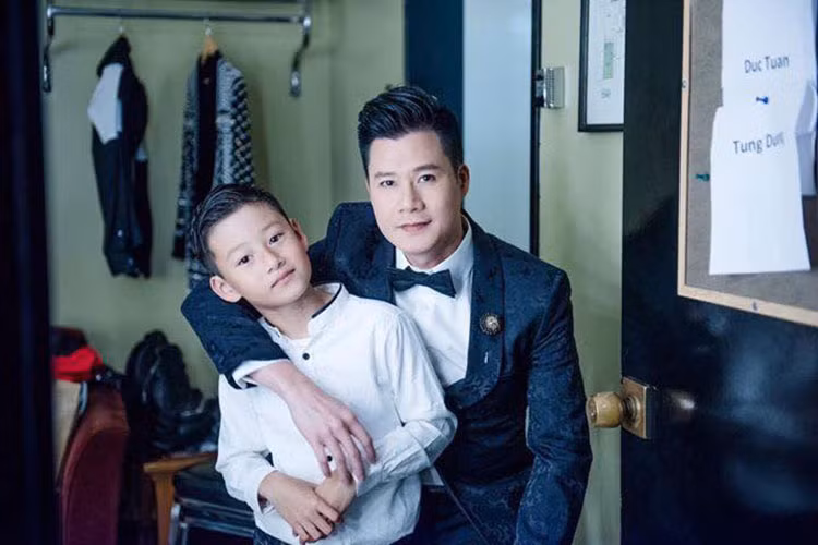 Bé Bảo Nam hiện sống ở Mỹ cùng bà ngoại. Quang Dũng cũng mua nhà gần nhà bà ngoại Bảo Nam để tiện thăm con trai.