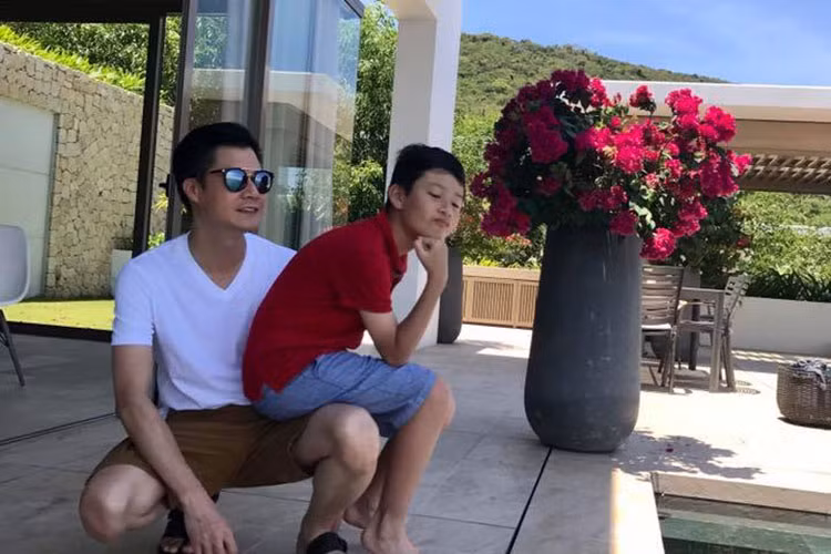 Bảo Nam quấn quýt bên bố.