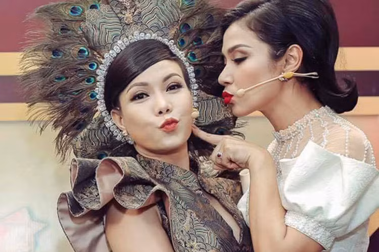 Khoảnh khắc Việt Trinh nhí nhảnh bên Việt Hương khi cùng làm giám khảo một gameshow gần đây.