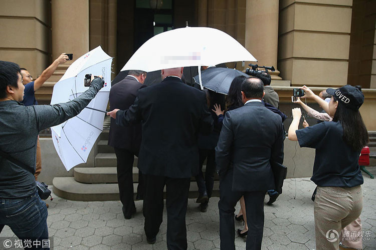 Sau khi chồng bị bắt, Đổng Tuyền đã bay sang Sydney cùng bố mẹ chồng. Ảnh: QQ