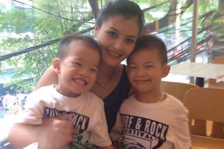 Trải qua một lần đò, Hoa Thúy tái hôn với người đàn ông hơn cô 18 tuổi. Cặp đôi sinh hai cậu con trai hơn kém nhau 1 tuổi. Ảnh: Laodongthudo