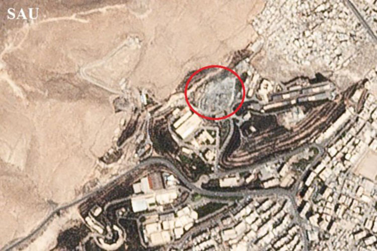 Hình ảnh vệ tinh hôm 15/4 cho thấy rõ Trung tâm nghiên cứu Barzah tại ngoại ô thủ đô Damascus đã bị phá hủy hoàn toàn. "Chúng tôi đã tham vấn kỹ lưỡng các nhà khoa học và các chuyên gia quân sự để đảm bảo các cuộc tấn công không khiến vũ khí hóa học rò rỉ ra môi trường, gây nguy hiểm tới dân thường", BBC dẫn tuyên bố của bộ Quốc phòng Anh. Ảnh: Digital Globe.