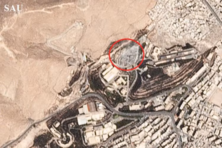 Hình ảnh vệ tinh hôm 15/4 cho thấy rõ Trung tâm nghiên cứu Barzah tại ngoại ô thủ đô Damascus đã bị phá hủy hoàn toàn. "Chúng tôi đã tham vấn kỹ lưỡng các nhà khoa học và các chuyên gia quân sự để đảm bảo các cuộc tấn công không khiến vũ khí hóa học rò rỉ ra môi trường, gây nguy hiểm tới dân thường", BBC dẫn tuyên bố của bộ Quốc phòng Anh. Ảnh: Digital Globe.