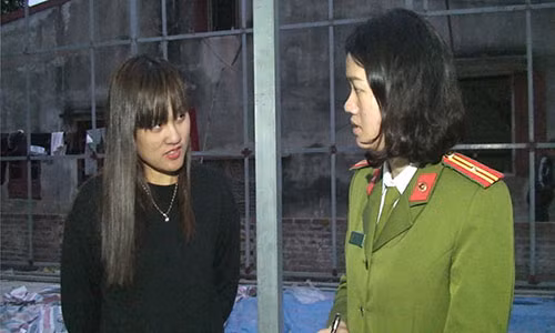 Bà Chúc làm việc với công an thời điểm cảnh sát ập vào bắt quả tang cơ sở này đang hoàn thiện sản xuất thuốc Vinaca ung thư CO3.2. Ảnh: Tùng Chi.