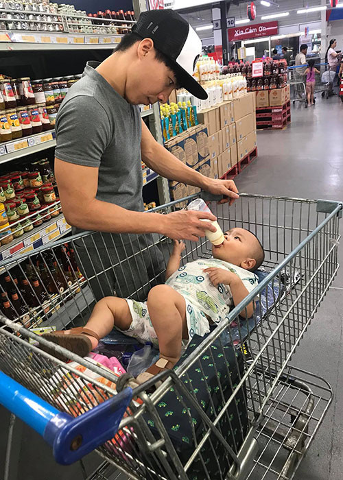 Quốc Nghiệp là một ông bố bỉm sữa. Anh thường xuyên giúp vợ chăm con.